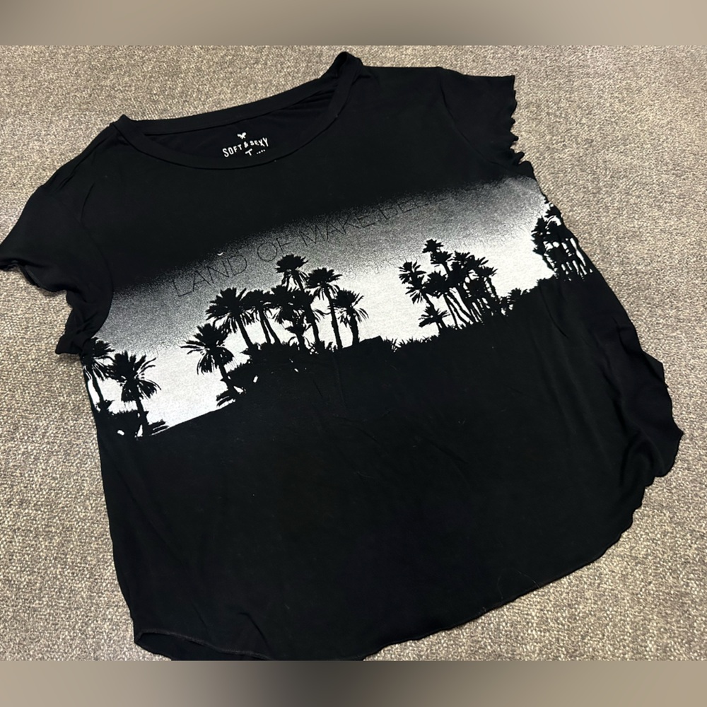 American Eagle AEO Soft & Sexy T Tshirt 
Juniors XS Land Of Make Believe